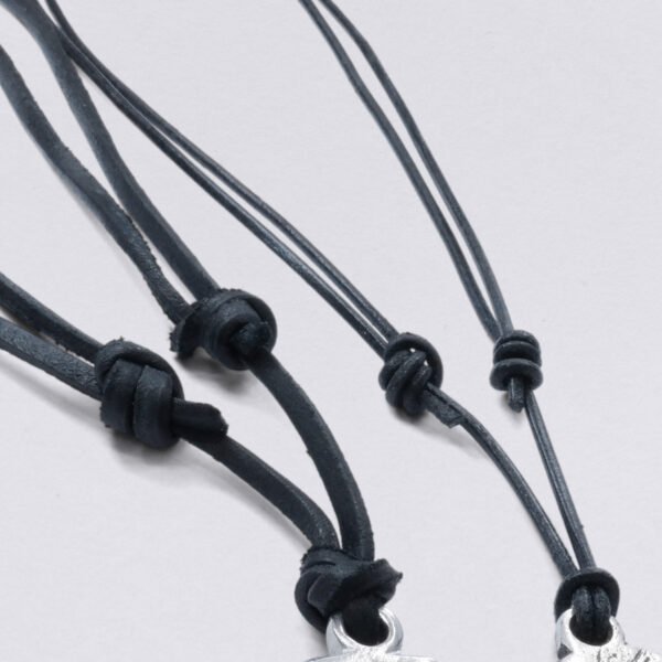 Correas de piel redondas de 2 mm y cuadradas de 4 mm negras a elegir con cierre de nudo ajustable, hechas a mano por joyería Neptune.