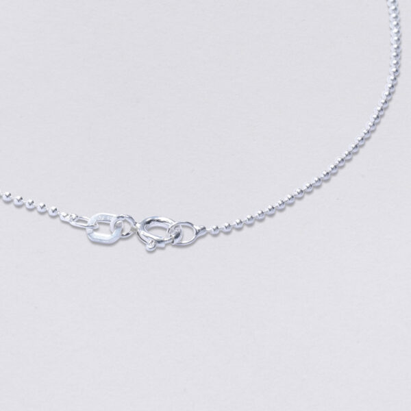 Silberkette in drei Längen, 45, 50 und 60 cm. 925er Silber. Kugelkette, Durchmesser der einzelnen Kugeln: ca 1,5 mm. Von Neptunsgeschmeide. Detailansicht Karabiner.