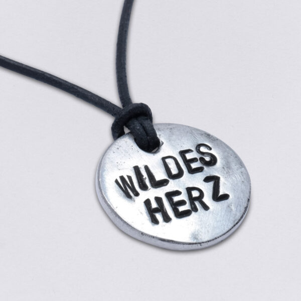 Halsschmuck Wildes Herz am Lederband. am schwarzen runden 2 mm Lederband von Neptunsgeschmeide. Anhänger Größe: ca. 3 cm Durchmesser. Detailbild.