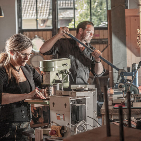 Neptunsgeschmeide Atelier und Werkstatt: Herstellung von Gürtelriemen - Kanten feilen und Muster prägen.