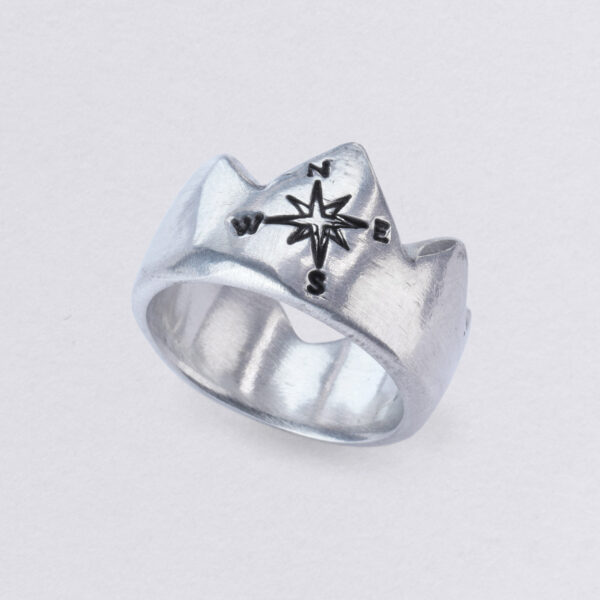 Crown ring with a compass motif, size approx. 1,8 x 2 cm. Main image of Neptune jewelry. Detail.