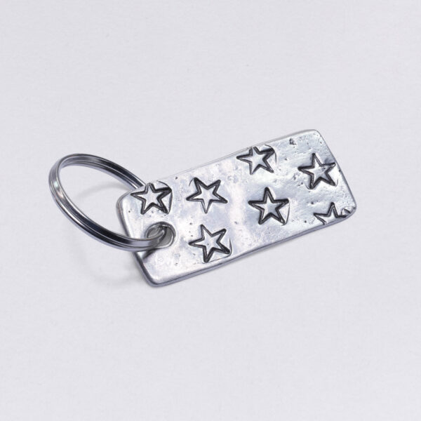 Key ring with star embossing, dimensions: approx. 2 x 4,5 cm, from Neptune jewelry.