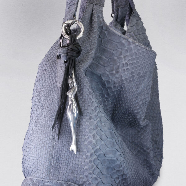 Gebamsel® Anhänger Nixe, Ansicht Detail an blauer Ledertasche 3, Zinn, von Neptunsgeschmeide. Taschen- oder Schlüsselanhänger mit Karabinerhaken, klein.