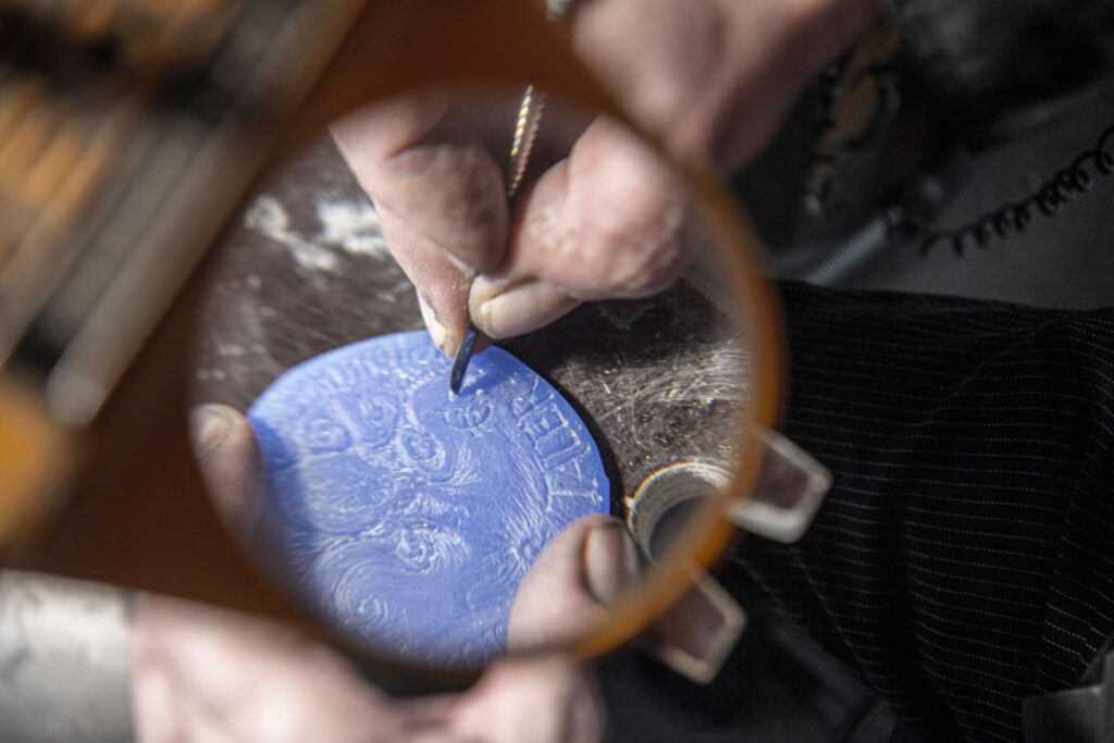 Neptunsgeschmeide Atelier und Werkstatt: Detailaufnahme eines Wachsmodells.