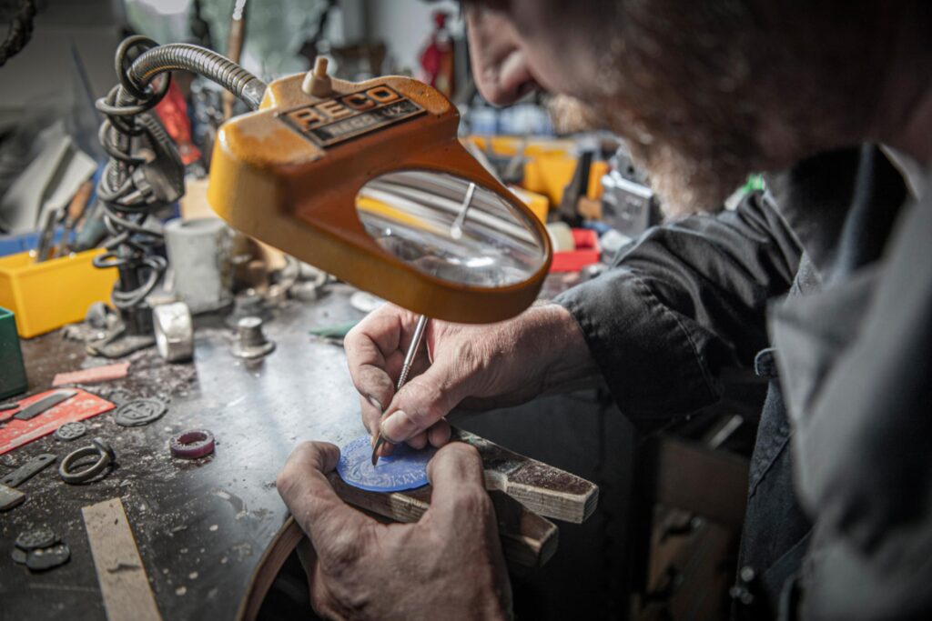 Neptunsgeschmeide Atelier und Werkstatt: Detailaufnahme Martin Wolke bei der Herstellung eines Wachsmodells.