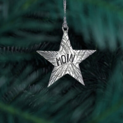 Weihnachtsstern MOIN mit Wunschprägung. Ein individualisierbarer Stern mit Wunschprägung als Weihnachtsbaumschmuck, hier mit der Prägung: MOIN im Tannenbaum.von Neptunsgeschmeide.