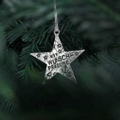 Weihnachtsstern oder Baumschmuck Stern mit optionaler Wunschprägung aus Zinn, Beipielbild im Weihnachtsbaum. Maße ca. 8 x 8 cm. Hauptbild von Neptunsgeschmeide.