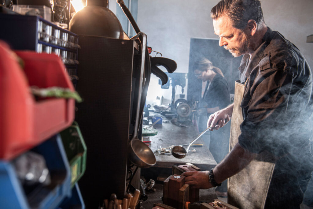 Neptunsgeschmeide Atelier und Werkstatt: Zinnguß von Hand.