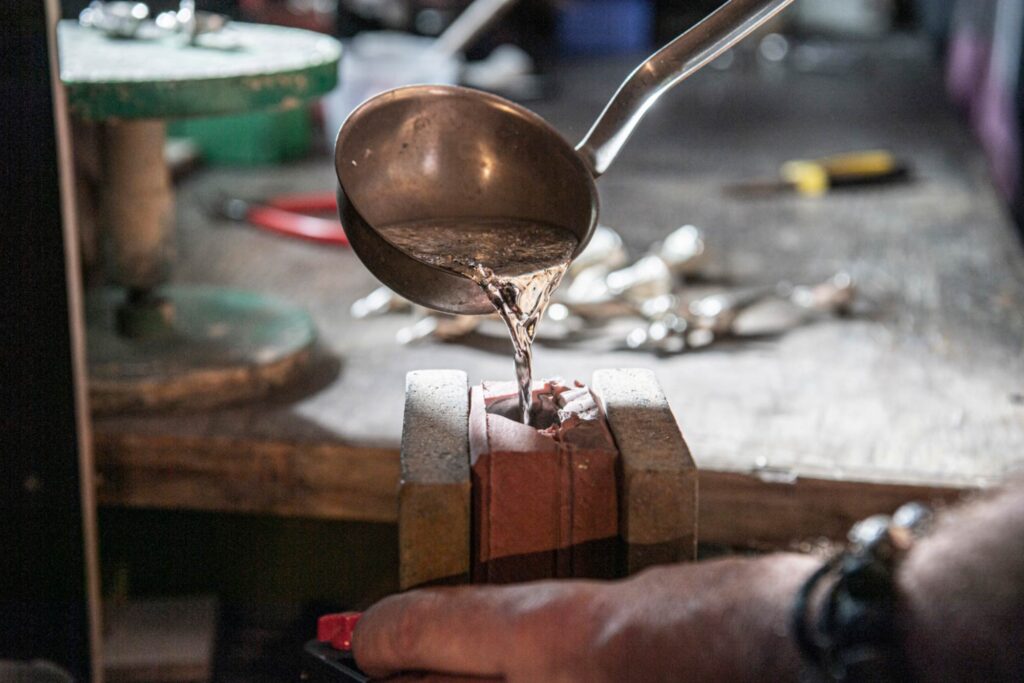 Neptunsgeschmeide Atelier und Werkstatt: Befüllung einer Gußform mit Zinn.