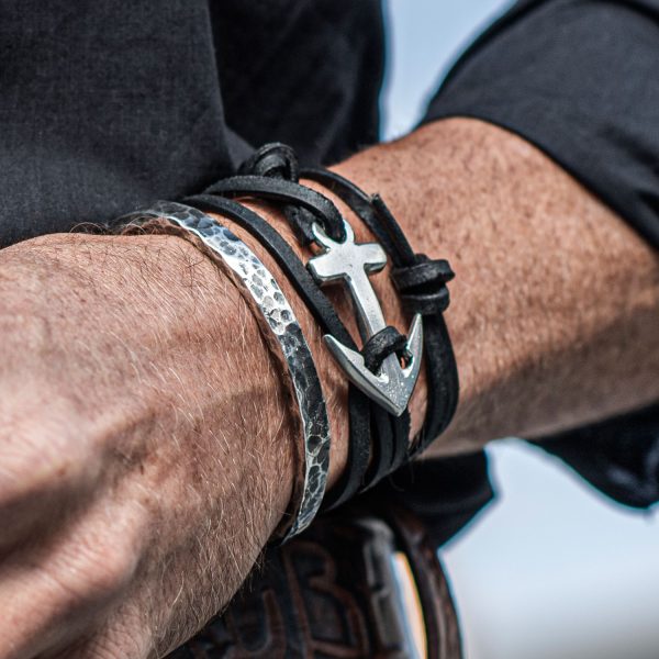 Bangle, bracciale con superficie martellata. Esempio con un braccialetto di ancoraggio dei gioielli Neptune.