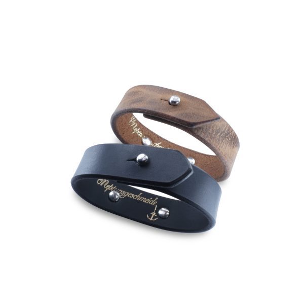 Armband aus Leder und Zinn von Neptunsgeschmeide mit opfionaler Prägung auf die Zinnplatte. Es werden ein schwarzes und braunes Leder zur Auswahl angeboten.