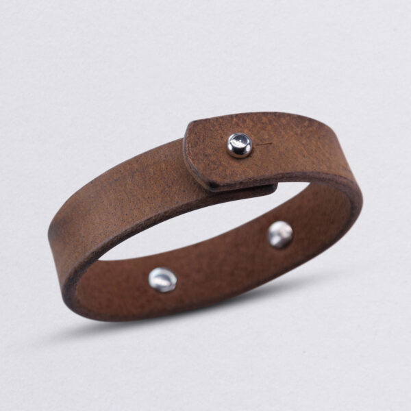 Lederarmband mit Zinnplättchen und Wunschprägung von Neptunsgeschmeide. Detailbild Rückseite geschlossen.