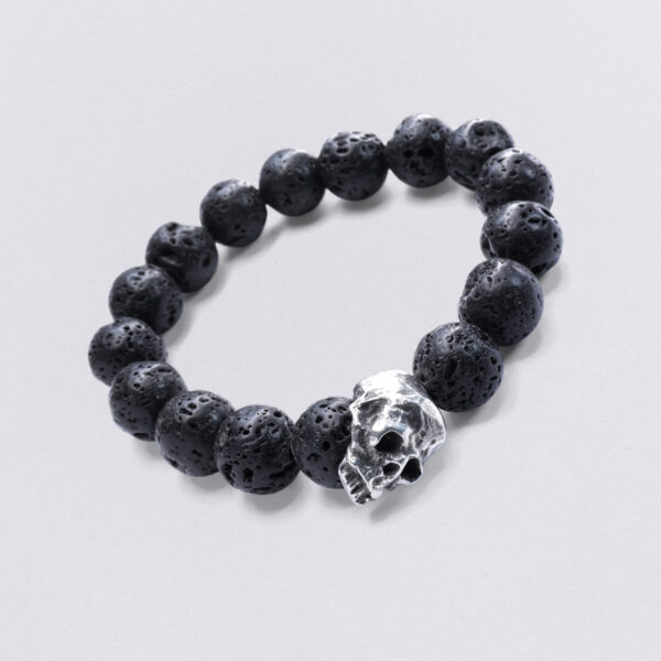 Pulsera de perlas de lava con calavera. Pulsera flexible y cuenta de calavera en peltre. imagen de detalle