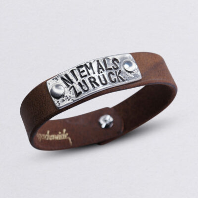 Lederarmband Motto "Niemals zurück" auf Zinnplättchen von Neptunsgeschmeide. Hauptbild.