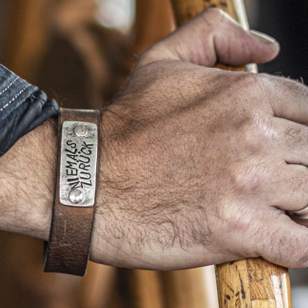 Leren armband met personaliseerbaar reliëf: "Never go back" van Neptunsschmeide.