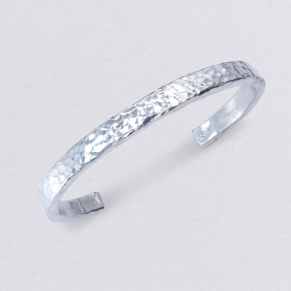 Bangle Wave with desired embossing. Pewter, circumference from 17 to 24 m. With desired embossing on top and on the side. From Neptune Jewels. Side view detail.