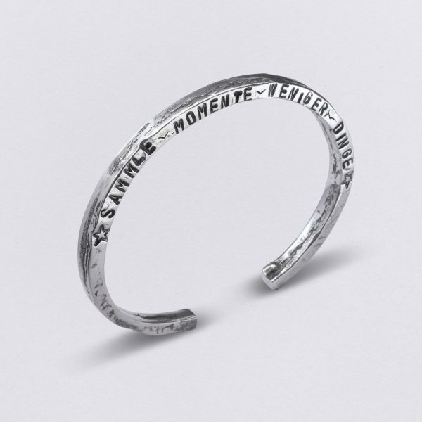 Pewter Bangle Armbånd fra NeptunsSchmeiße med håndpræget ordsprog Collect Moments Less Things. Med mågemotiv, håndgravering.