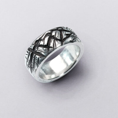 Bandring Glaube Liebe Hoffnung Handgravur. Von Neptunsgeschmeide. Handschriftliche Gravur außen und innen möglich. Nahansicht.