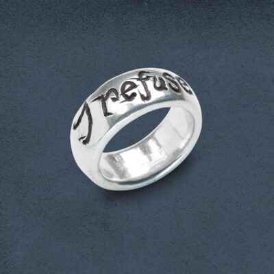 Bandring: "i refuse to sink" mit Handgravur. Von Neptunsgeschmeide. Handschriftliche Gravur außen und innen möglich. Nahansicht.