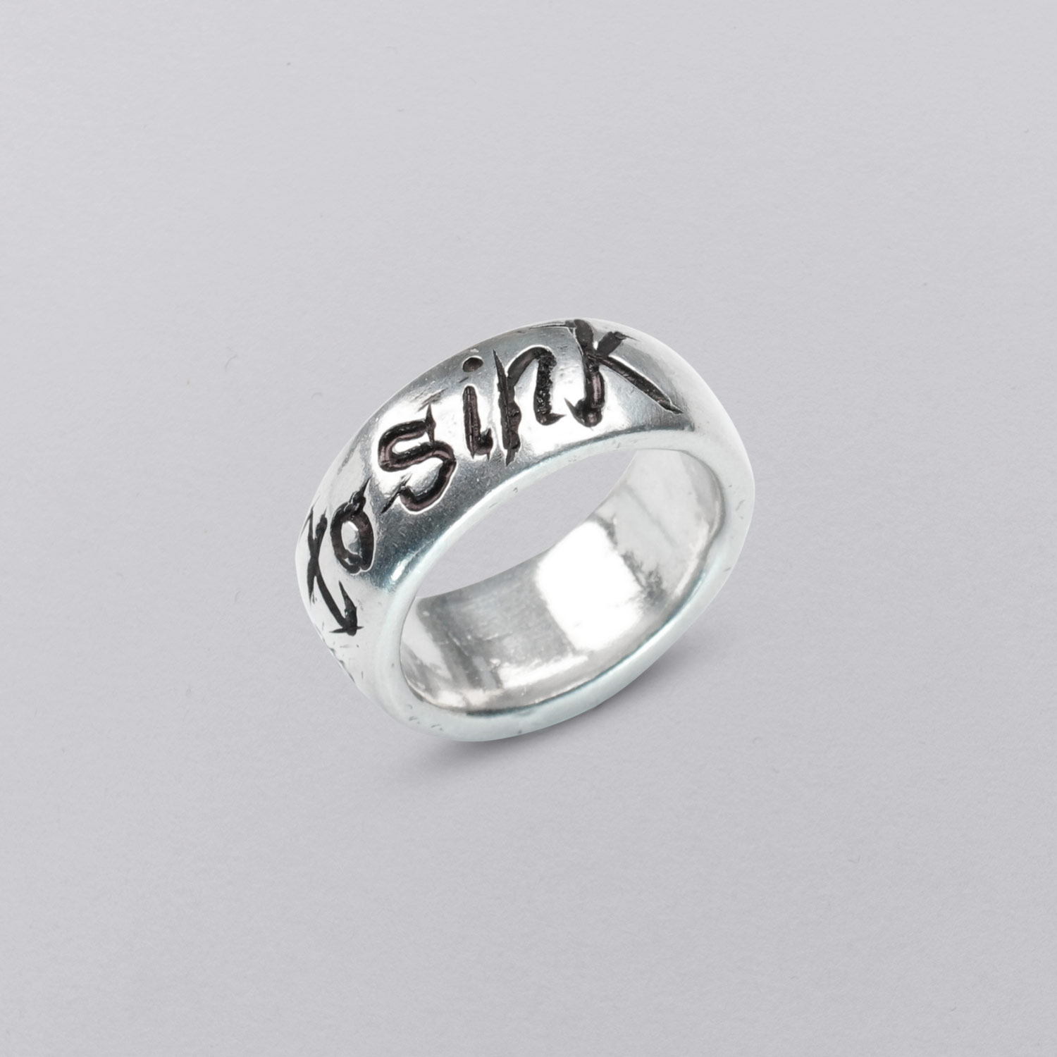 Bandring: "i refuse to sink" Handgravur. Von Neptunsgeschmeide. Handschriftliche Gravur, außen und innen möglich. Nahansicht, Anfertigung in Zinn.