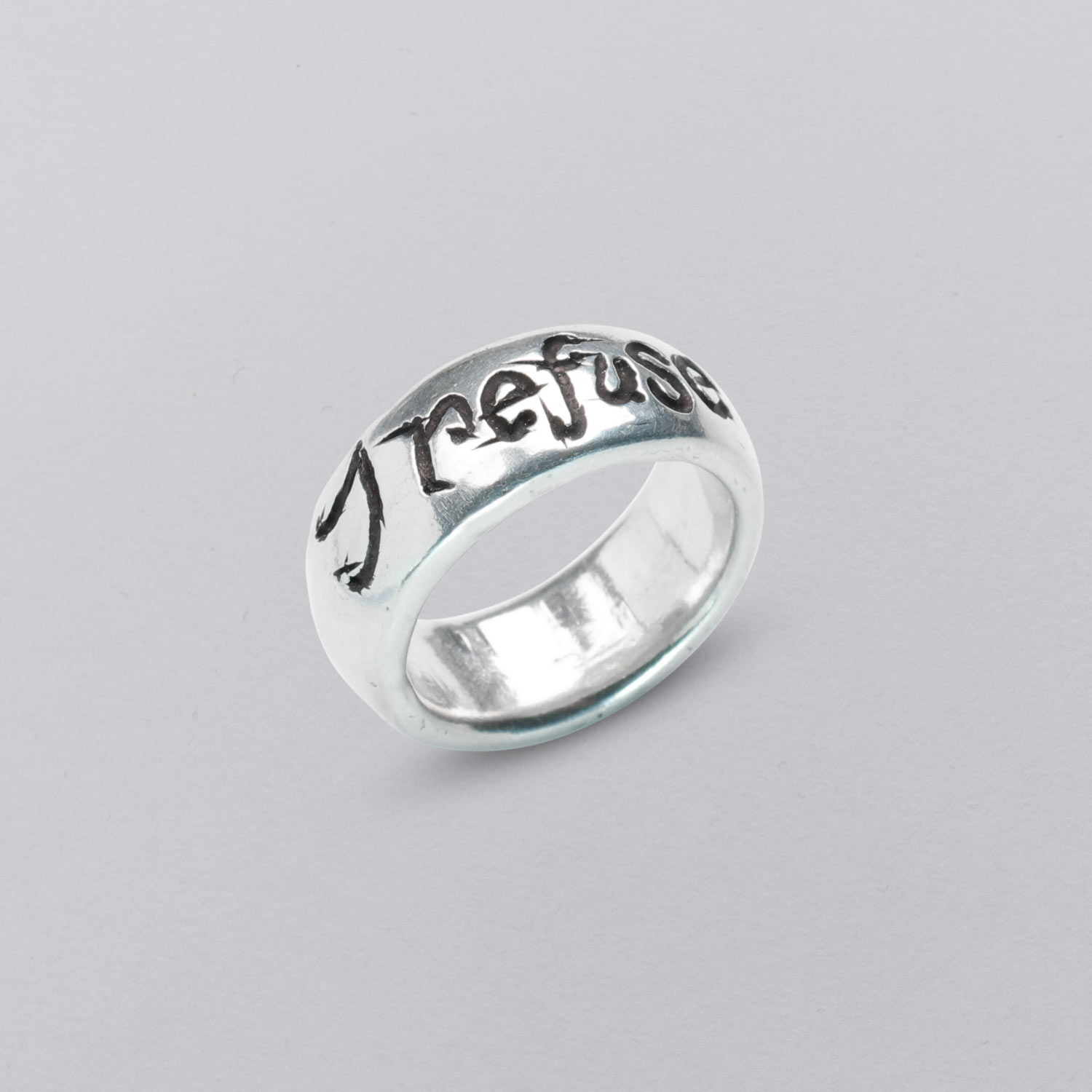 Bandring: "i refuse to sink" Handgravur. Von Neptunsgeschmeide. Handschriftliche Gravur, außen und innen möglich. Nahansicht, Anfertigung in Zinn.