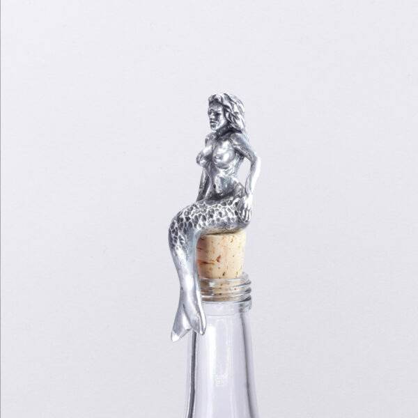 Flaschennixe Flaschenverschluss sitzend, Skulptur auf Naturkorken. Der Korken ist auswechselbar. Nahaufnahme auf Flaschenhals, Seitenansicht.