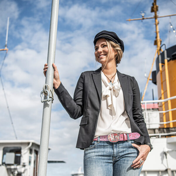 Ahoy bæltespænde med håndpræget ankermotiv bælte fra NeptunsSchmeiße. Eksempelbillede med sømand på dækket.