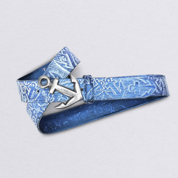 Anchor Swarm Belt Blue avec une ancre oblique comme boucle de ceinture, sangle de ceinture en relief avec de nombreuses ancres. De Neptune Joyaux. image principale.