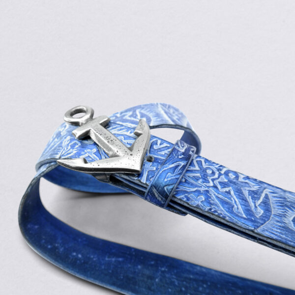 Ankerschwarm Gürtel Blau mit schrägem Anker als Gürtelschnalle, Gürtelriemen geprägt mit vielen Ankern. Von Neptunsgeschmeide. Detailbild.
