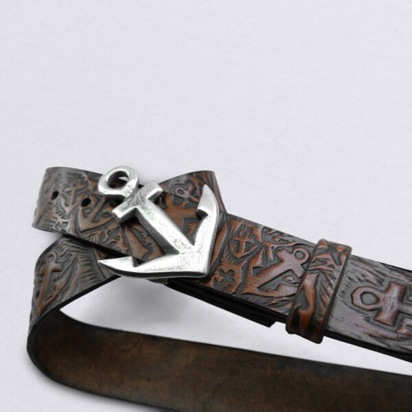 Anchor swarm belt brown with a slanting anchor as a belt buckle, belt strap embossed with many anchors. From Neptune Jewels. main picture.