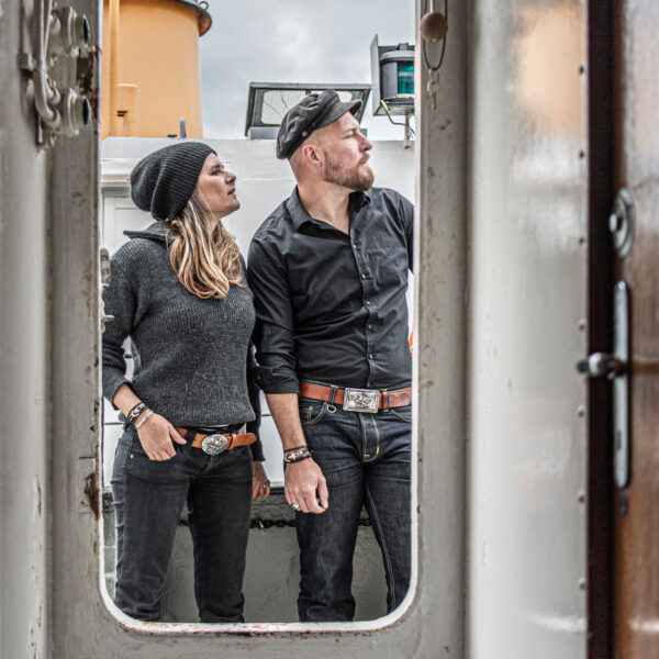 Hazel riem met vlaggenschip ovale en vierkante gesp. Voorbeeldfoto met Sailors Pair en Deck, door Neptunsgeschmeide.