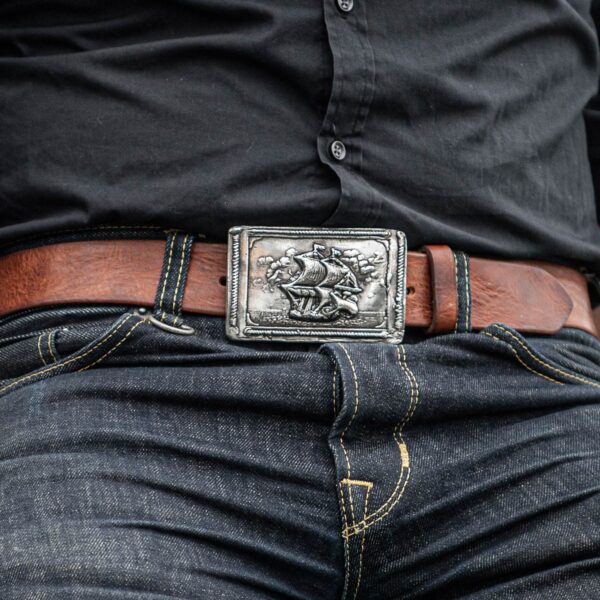 Hazel belt with an oval flagship belt buckle, measures approx. 8,5 x 6 cm. From Neptune Jewels.