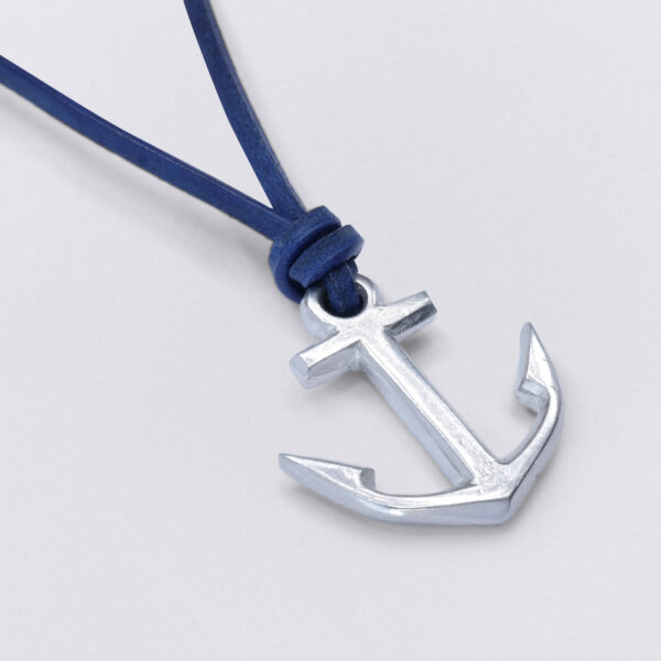 Pendentif ancre : la tante de Neptune avec un nœud classique. Exemple d'image sur le bracelet en cuir carré bleu de 4 mm de Neptunsgems.