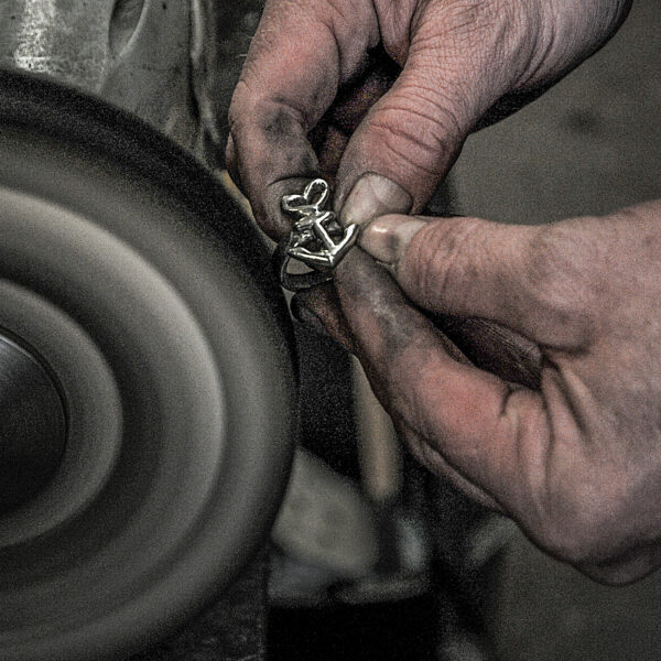 Motief ring hart anker vrijstaand, tin of zilver, handgemaakt door Neptune sieraden met optionele embossing aan de buitenkant. Detailfoto Motiefring is gepolijst.