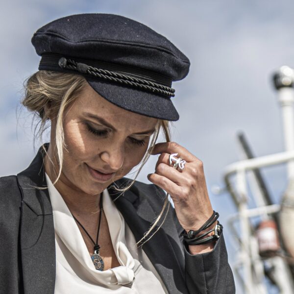 Motivring Herz Anker freistehend, Zinn oder Silber, Handarbeit von Neptunsgeschmeide mit optionaler Wunschprägung außen. Detailbild Motivring an weiblicher Hand, Frau mit Elbsegler.