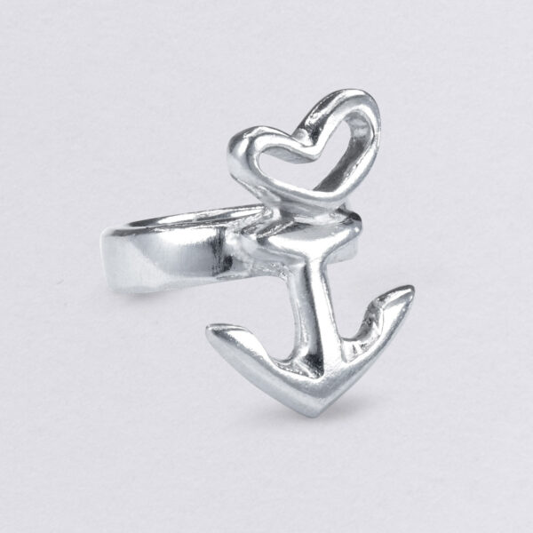 Motif ring heart anchor freestanding, pewter or silver, handmade by Neptune jewelry with optional embossing on the outside. Detail picture lying diagonally from the front.