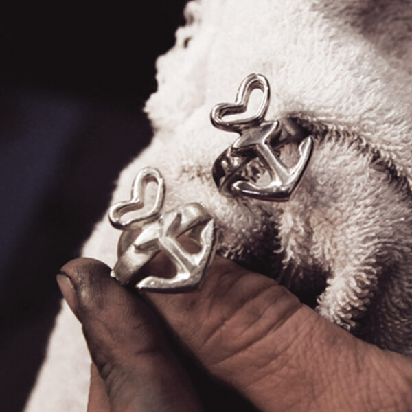 Bague motif coeur ancre autoportante, en étain ou en argent, faite à la main par la joaillerie Neptune avec gaufrage optionnel à l'extérieur. Photo de détail Anneau motif avant et après polissage, différence..