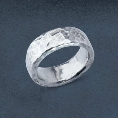 Bandring Wave mit Wunschprägung gehämmert, Hauptansicht. Zinn oder Silber. Von Hand gehämmerte Struktur, jeder Ring ist ein Unikat. Von Neputnsgeschmeide. Hauptansicht.