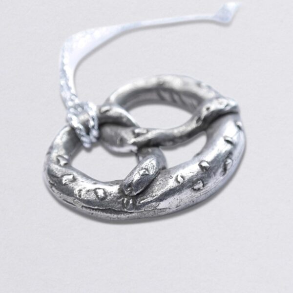Weihnachtsanhänger Brezel, klassischer Baumschmuck. Baumanhänger aus zinn, 7 x 5 cm, mit silberfarbenem Band zum Anhängen. Von Neptunsgeschmeide. Detailbild.