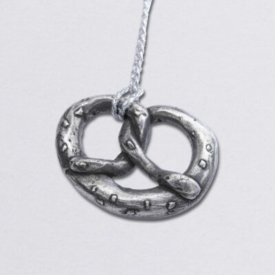 Weihnachtsanhänger Brezel, klassischer Baumschmuck. Weihnachtsschmuck. Baumanhänger aus zinn, 7 x 5 cm, mit silberfarbenem Band zum Anhängen. Von Neptunsgeschmeide. Hauptbild.