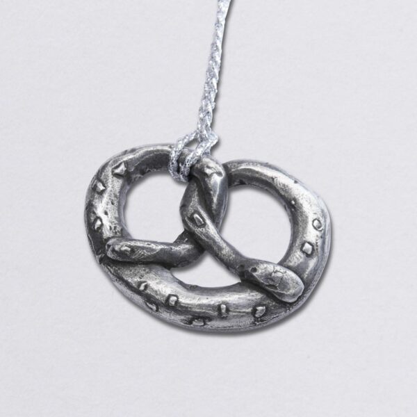 Weihnachtsanhänger Brezel, klassischer Baumschmuck. Weihnachtsschmuck. Baumanhänger aus zinn, 7 x 5 cm, mit silberfarbenem Band zum Anhängen. Von Neptunsgeschmeide. Hauptbild.