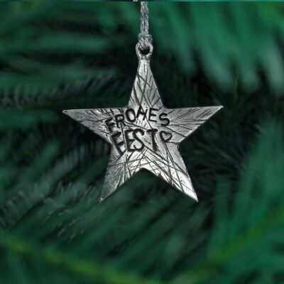 Weihnachtsstern oder Baumschmuck Stern Frohes Fest, mit optionaler Wunschprägung aus Zinn. Maße ca. 8 x 8 cm. Von Neptunsgeschmeide. Frontalansicht im Baum