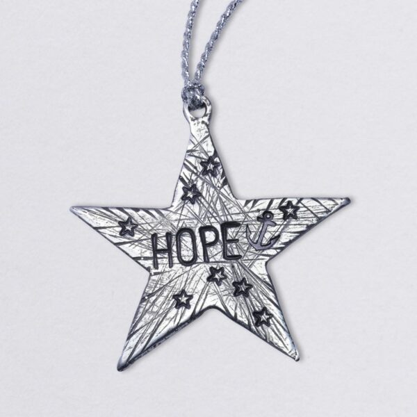 Weihnachtsstern oder Baumschmuck Stern Hope mit Sternen und Anker, mit optionaler Wunschprägung aus Zinn. Maße ca. 8 x 8 cm. Von Neptunsgeschmeide. Frontalansicht