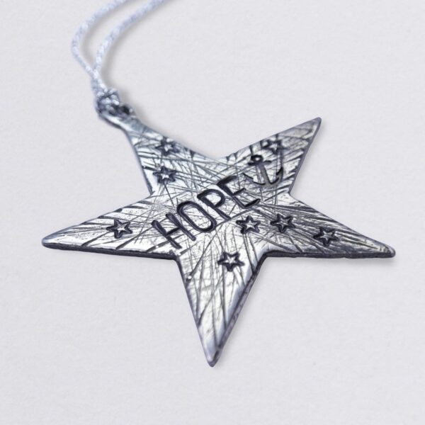Weihnachtsstern oder Baumschmuck Stern Hope mit Sternen und Anker, mit optionaler Wunschprägung aus Zinn. Maße ca. 8 x 8 cm. Von Neptunsgeschmeide. Detailansicht seitlich