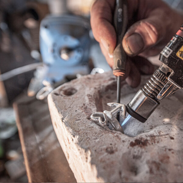 Bague motif coeur ancre autoportante, en étain ou en argent, faite à la main par la joaillerie Neptune avec gaufrage optionnel à l'extérieur. Photo de détail de la fabrication de bagues à motifs. formes d'étain.