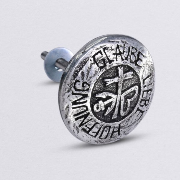 Grand bouton Faith Love Hope, poignée de meuble en étain de Neptunsjewellery. vue détaillée