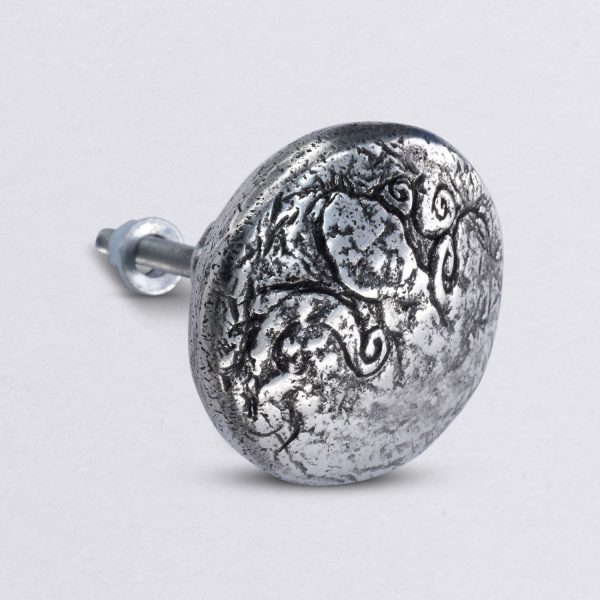 Large knob octopus or octopus, pewter furniture handle from Neptunsjewellery. side view