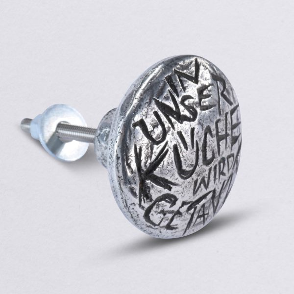 Grand bouton cuisine danse, poignée de meuble en étain de Neptunsjewellery, motif approfondi. "Il y a de la danse dans notre cuisine".. Vue de côté