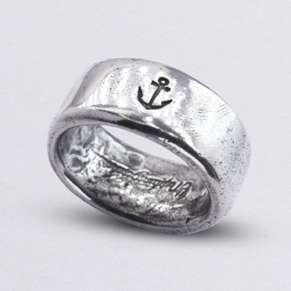 Anchor napkin ring with tin embossing. Motif anchor from Neptune jewelry. main picture.