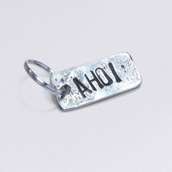 Key ring with embossing Ahoy, dimensions: approx. 2 x 4,5 cm, from Neptune jewelry. Customizable with desired embossing.